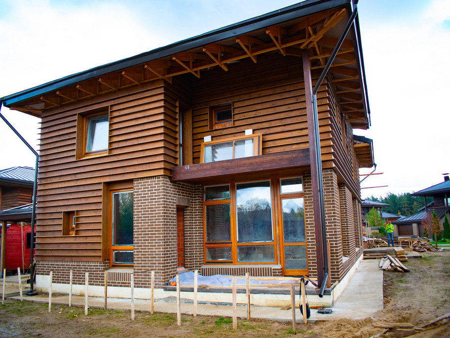 Фасад "с полочкой": эксклюзивный монтаж планкена в Uvarovo Club