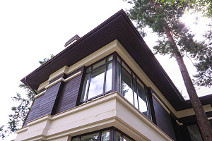 Не верите, что деревянный фасад может служить десятилетиями? Смотрите нашу работу 5-летней давности — она выглядит свежее многих новостроек