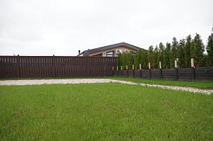 Современный забор в стиле Барнхаус для коттеджа в Вишневом Саду