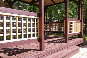 Элегантное обновление деревянных построек в Луговом: профессиональная покраска и защита от Лесобиржи-Спб