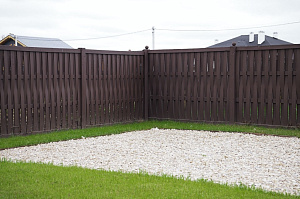 Современный забор в стиле Барнхаус для коттеджа в Вишневом Саду