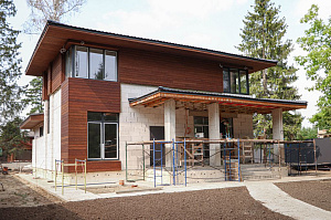 Лиственница + термолиственница + покраска Renner в цехе: почему эта комбинация делает фасад неуязвимым к влаге и времени