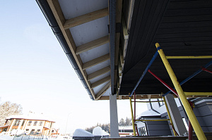 Не просто отделка, а инвестиция в качественный отдых: скошенный планкен из лиственницы и имитация бруса из кедра для зон с разной нагрузкой