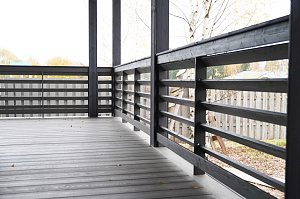 Изысканная терраса из сибирской лиственницы в Солнечной Долине