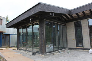 Масштабная реконструкция загородного дома: термоясень, фахверк с историей и идеальная геометрия каждого элемента