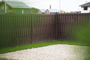 Современный забор в стиле Барнхаус для коттеджа в Вишневом Саду