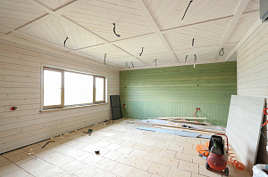 Шепот дерева: Завершенные работы по отделке стен и потолков в Кармолино