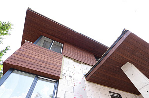 Лиственница + термолиственница + покраска Renner в цехе: почему эта комбинация делает фасад неуязвимым к влаге и времени