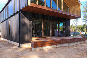 Не просто обшивка, а архитектурное высказывание: вертикальный планкен, идеальные зазоры и мембрана для долгой жизни дома