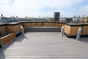 Эксклюзивная терраса из термоясеня на эксплуатируемой кровле в Санкт-Петербурге