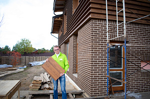 дом с отделкой планкеном с полочкой