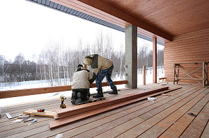 Северная сосна + премиальное масло Renner M300: идеальный дуэт для фасада, который сохранит цвет и форму даже в петербургском климате