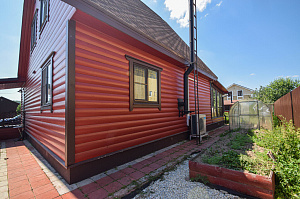 Вишневый фасад и темно-коричневые акценты: история преображения целого участка в Ленинградской области