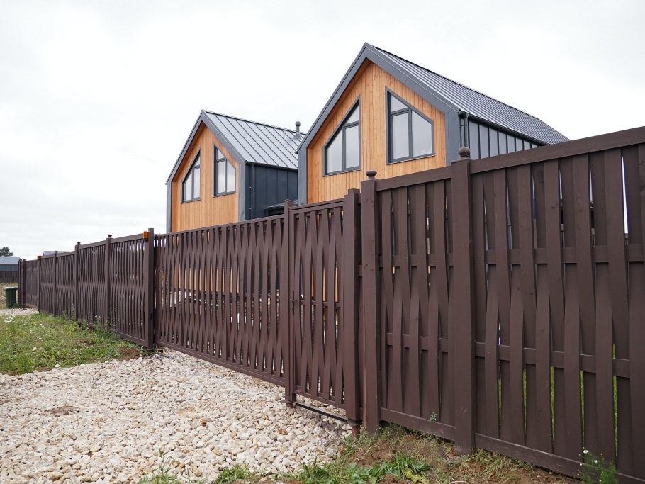  Современный забор в стиле Барнхаус для коттеджа в Вишневом Саду