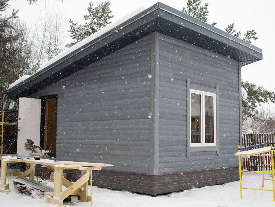 Каркасная баня, которая быстро прогревается и долго держит тепло: проект с винтовым фундаментом и качественным утеплением