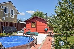 Вишневый фасад и темно-коричневые акценты: история преображения целого участка в Ленинградской области