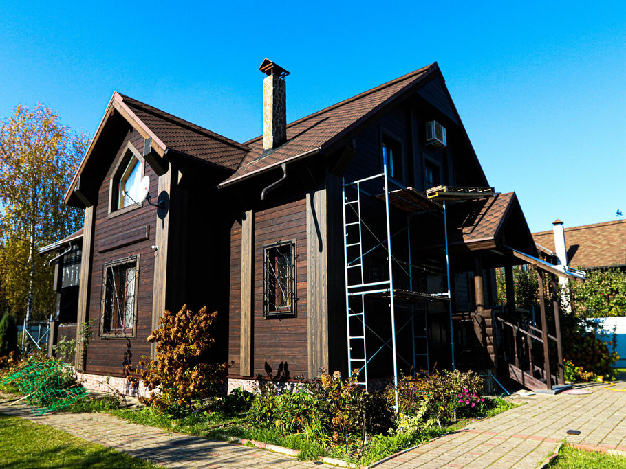 Заводская покраска + скрытый монтаж + контрастные акценты: как мы превратили обычный дом в стильный архитектурный объект