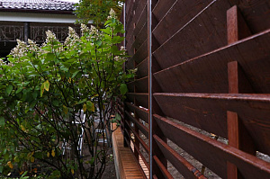 Элегантный забор из планкена и кирпича на Прохладном озере