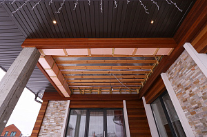 Не просто дом, а заявление: сочетание природного дерева и холодного мрамора в проекте, который выделит вас среди соседей