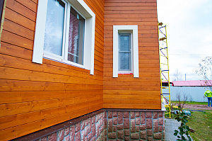 фасад из крашенного планкена