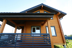 Карцево: шлифовка и покраска дома из клеёного бруса для «Нордвуд» — защита Tikkurila Pinja W-Oil (5070) и акценты RAL 7024