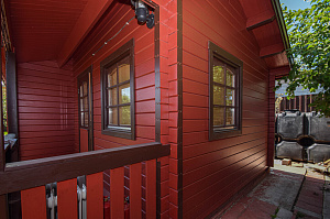 Вишневый фасад и темно-коричневые акценты: история преображения целого участка в Ленинградской области