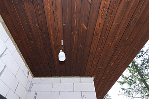 Лиственница + термолиственница + покраска Renner в цехе: почему эта комбинация делает фасад неуязвимым к влаге и времени