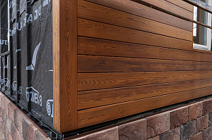 Бревенчатый дом больше не нуждается в ремонте каждые 5 лет: как вентилируемый фасад и цоколь White Hills решили проблему навсегда