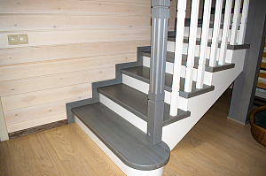 крашеная лестница