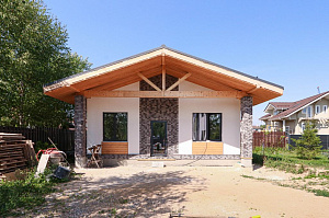 Не просто баня, а место силы: проект с парной на троих, уютной комнатой отдыха и крытой террасой