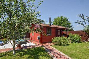 Вишневый фасад и темно-коричневые акценты: история преображения целого участка в Ленинградской области