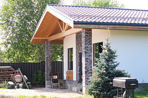 Не просто баня, а место силы: проект с парной на троих, уютной комнатой отдыха и крытой террасой