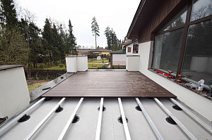 Инженерное совершенство: регулируемые опоры, алюминиевые лаги и термоясень для вашей кровли