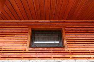 Фасад с характером: Сочетание лиственницы, сосны и камня в Honka Family Club