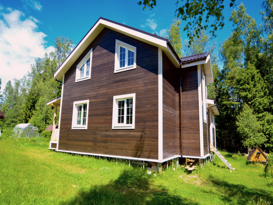 Белые наличники из «Примы» на темном фасаде: контраст, который делает дом в Forest Village архитектурным акцентом