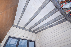 монтаж балок на потолке