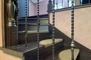 Забежные ступени, кованые балясины и ясень: история одной лестницы, рожденной в содружестве с клиентом