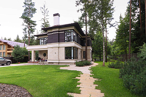 Не верите, что деревянный фасад может служить десятилетиями? Смотрите нашу работу 5-летней давности — она выглядит свежее многих новостроек