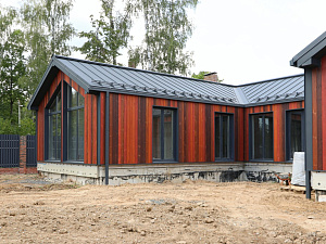 Поместье «Алексеевское»: фасад из термососны в четырех цветах — смелое решение для взыскательных владельцев

