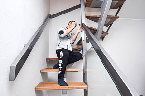 лестница со стеклянными поручнями