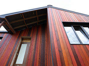 Поместье «Алексеевское»: фасад из термососны в четырех цветах — смелое решение для взыскательных владельцев

