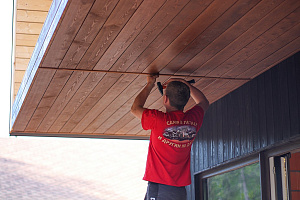 Не просто обшивка, а архитектурное высказывание: вертикальный планкен, идеальные зазоры и мембрана для долгой жизни дома