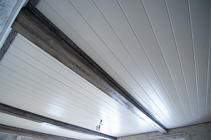 крашеный потолок из вагонки