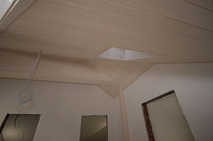 Лесобиржа-Спб: Элитная отделка потолка ангарской сосной в 