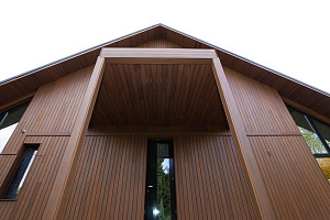 Скрытый крепёж САМО, цеховая покраска и масло Renner: почему термоясень — лучший выбор для статусного дома в Ленинградской области