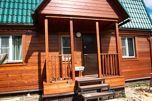 дерево на фасаде