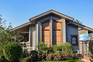 Финская надежность и русское брусовое зодчество: реставрация дома в Никольском краской Tikkurila Vinha