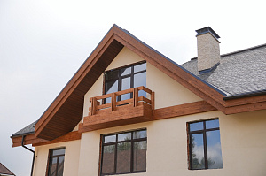 Холодная монументальность камня и живое тепло дерева — идеальный дуэт для фасада, который не оставит равнодушным