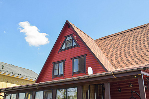 Вишневый фасад и темно-коричневые акценты: история преображения целого участка в Ленинградской области