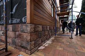 Бревенчатый дом больше не нуждается в ремонте каждые 5 лет: как вентилируемый фасад и цоколь White Hills решили проблему навсегда